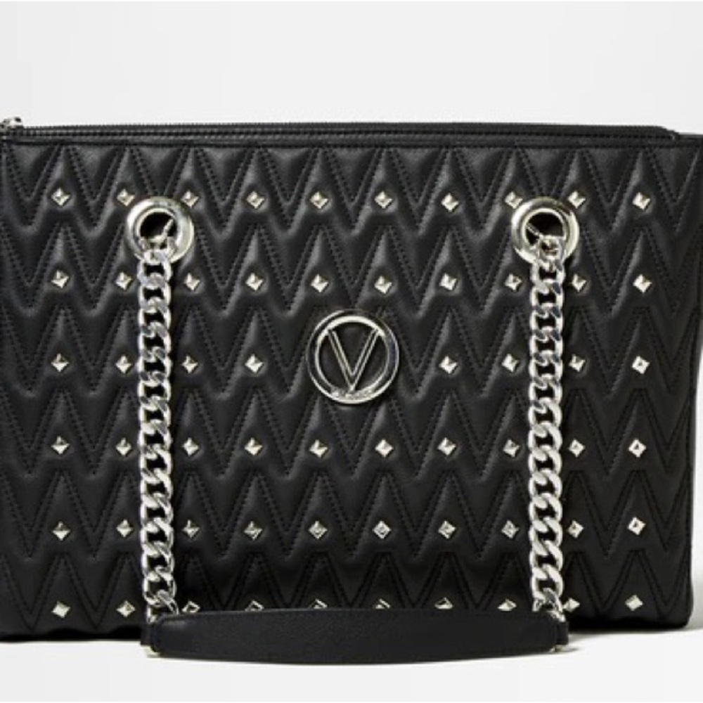 💅VALENTINO💅 Beautiful leather Valentino bag. So classy.